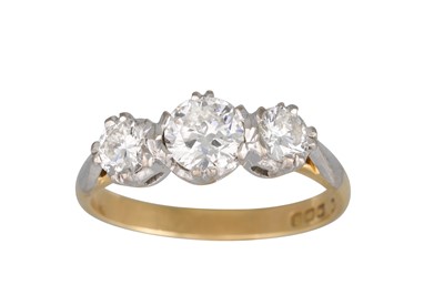 Lot 142 - A THREE STONE DIAMOND RING, the graduated...