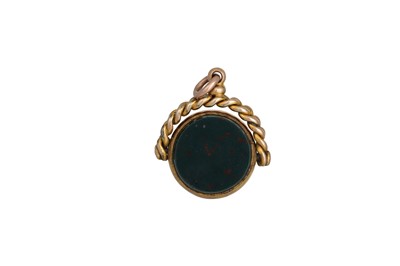 Lot 43 - AN ANTIQUE 9CT GOLD SWIVEL SEAL, hard stone...
