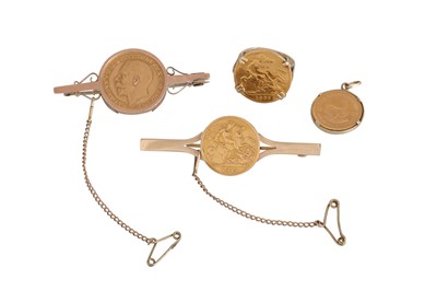 Lot 150 - A SOVEREIGN SET BROOCH, a half sovereign...