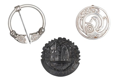 Lot 441 - AN ANTIQUE IRISH SILVER CLOAK BROOCH, a modern...