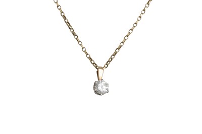 Lot 38 - A DIAMOND SOLITAIRE PENDANT, the round...