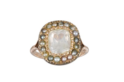 Lot 258 - A NEO-CLASSICAL SYLE EDWARDIAN 9CT GOLD RING,...