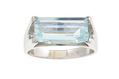 Lot 12 - AN AQUAMARINE RING, the trap cut aquamarine...