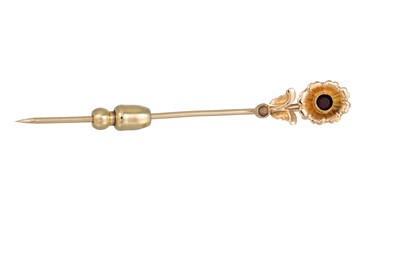 Lot 203 - AN ANTIQUE GARNET AND SMOKY QUARTZ SET PIN,...
