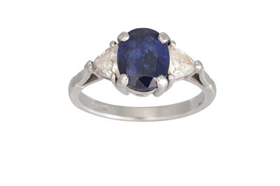 Lot 249 - A THREE STONE SAPPHIRE AND DIAMOND RING,...