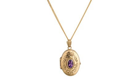 Lot 33 - AN AMETHYST SET LOCKET AND CHAIN, oval shape,...