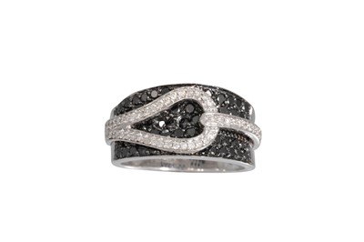 Lot 34 - A BLACK AND WHITE DIAMOND CLUSTER RING, pavé...