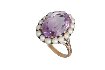 Lot 35 - AN ANTIQUE AMETHYST AND PEARL RING, the large...