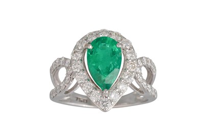 Lot 69 - A DIAMOND AND EMERALD CLUSTER RING, the pear...