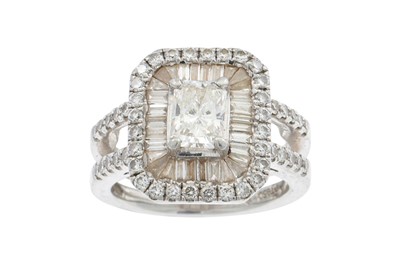 Lot 415 - A DIAMOND CLUSTER RING, the centre diamond to...