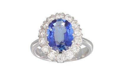Lot 168 - A SAPPHIRE AND DIAMOND CLUSTER RING, the oval...