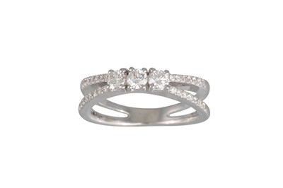 Lot 176 - A THREE STONE DIAMOND RING, to split diamond...