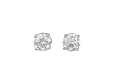 Lot 234 - A PAIR OF DIAMOND STUD EARRINGS, the brilliant...