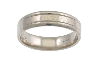 Lot 89 - A PLATINUM BAND RING, 6.8 g.