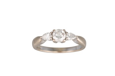 Lot 268 - A THREE STONE DIAMOND RING, the brilliant cut...