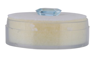 Lot 216 - A LOOSE AQUAMARINE STONE, green / blue,...