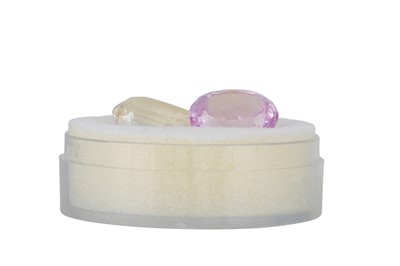 Lot 217 - A LOOSE KUNZITE STONE, the pink stone weighing...