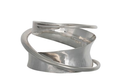 Lot 214 - AN IRISH DESIGNER SILVER BANGLE/CUFF, of...