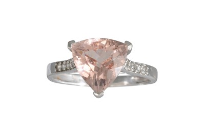 Lot 288 - A MORGANITE AND DIAMOND SET DRESS RING,...