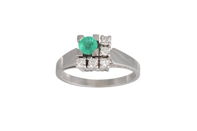 Lot 275 - AN EMERALD AND DIAMOND CLUSTER RING, of square...