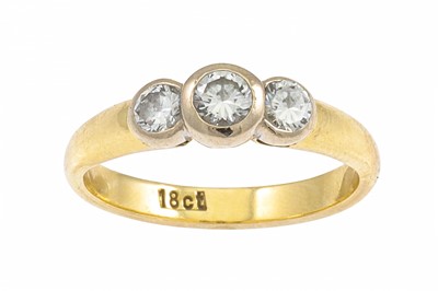 Lot 154 - A THREE STONE DIAMOND RING, the brilliant cut...