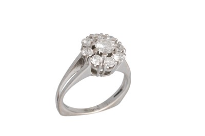 Lot 280 - A DIAMOND CLUSTER RING, the brilliant cut...