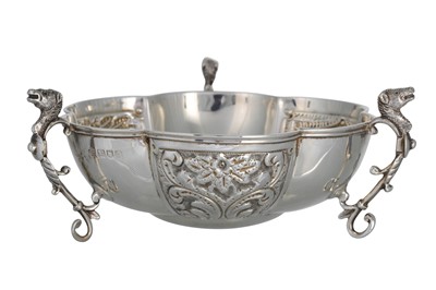 Lot 467 - AN EDWARDIAN SILVER BOWL, raised on three rams...