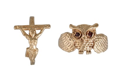 Lot 125 - TWO 9CT YELLOW GOLD RINGS, one in the form of...
