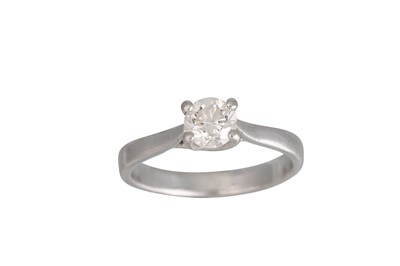 Lot 134 - A DIAMOND SOLITAIRE RING, the round brilliant...