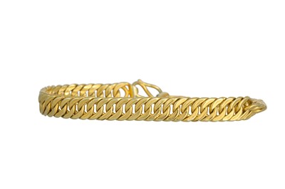 Lot 136 - A 22CT YELLOW GOLD FLAT CURB LINK BRACELET, 19....