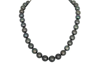 Lot 330 - A TAHITIAN PEARL NECKLACE, the uniform black...
