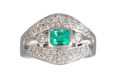 Lot 332 - AN EMERALD AND DIAMOND CLUSTER RING, the...
