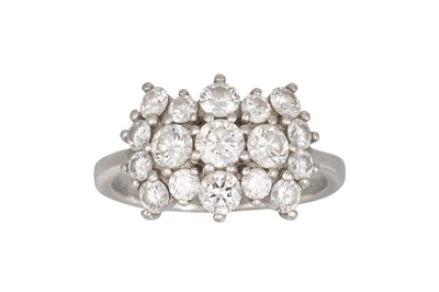 Lot 340 - A DIAMOND CLUSTER RING, the brilliant cut...