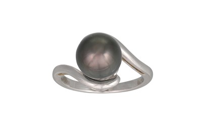 Lot 354 - A PEARL SINGLE STONE RING, of twist design,...