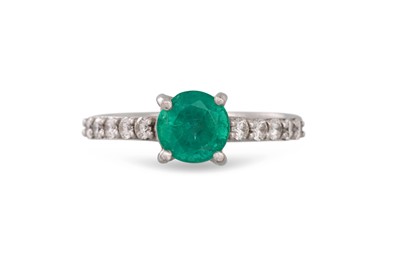 Lot 92 - AN EMERALD SINGLE STONE RING, the circular...