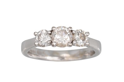 Lot 391 - A THREE STONE DIAMOND RING, the brilliant cut...
