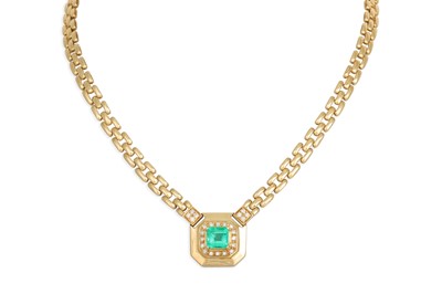 Lot 422 - AN EMERALD AND DIAMOND CLUSTER PENDANT, the...
