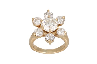 Lot 288 - A DIAMOND CLUSTER RING, set with a central...