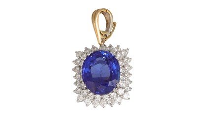 Lot 289 - A TANZANITE AND DIAMOND CLUSTER PENDANT, the...