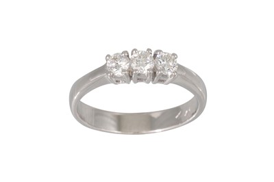Lot 147 - A THREE STONE DIAMOND RING, the brilliant cut...