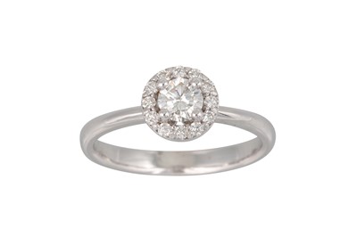 Lot 152 - A DIAMOND CLUSTER RING, the brilliant cut...