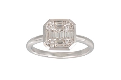 Lot 156 - A DIAMOND CLUSTER RING, the baguette and...