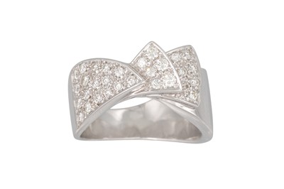 Lot 197 - A DIAMOND SET RING, in the form of a stylied...