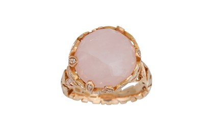 Lot 258 - A DIAMOND AND ROSE QUARTZ DRESS RING, the...