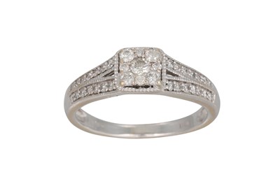 Lot 259 - A DIAMOND CLUSTER RING, the brilliant cut...