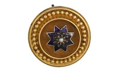 Lot 269 - AN ANTIQUE ENAMEL AND PEARL CIRCULAR BROOCH,...