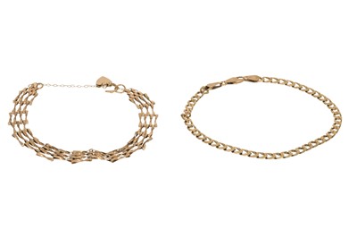 Lot 179 - A 9CT YELLOW GOLD FLAT CURB LINK BRACELET,...