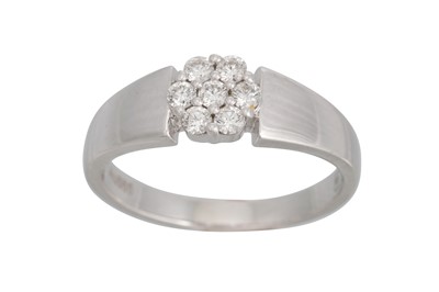 Lot 264 - A DIAMOND CLUSTER RING, the brilliant cut...