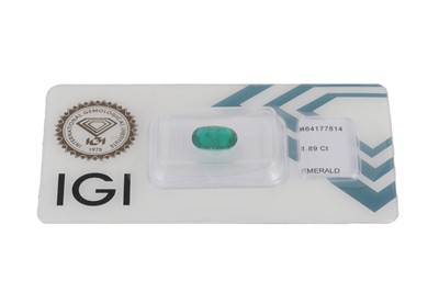 Lot 267 - AN UNMOUNTED EMERALD, the oval stone in sealed...