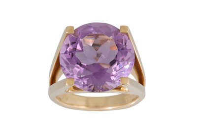 Lot 20 - AN AMETHYST DRESS RING, to circular amethyst...